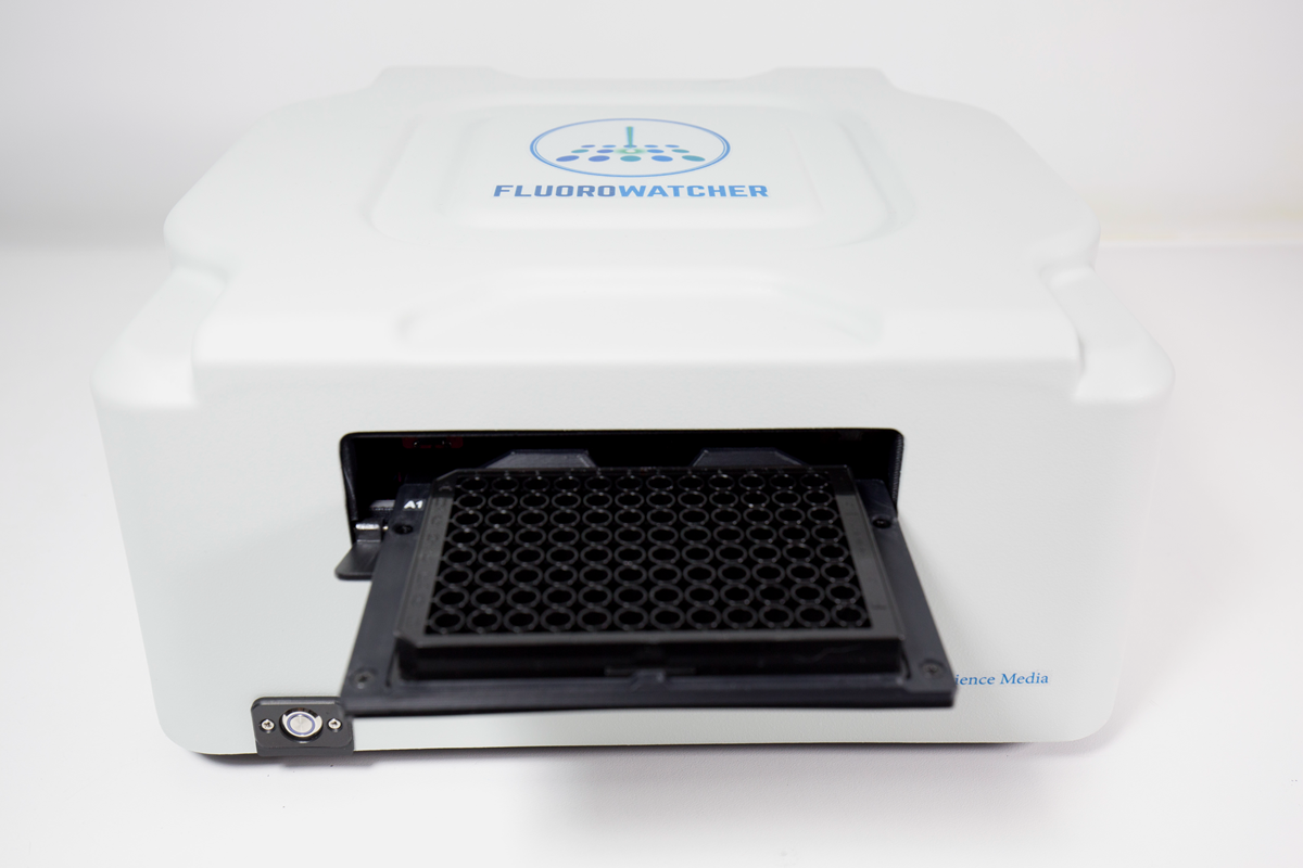 Fluorowatcher — 96-well plate extended on automated tray